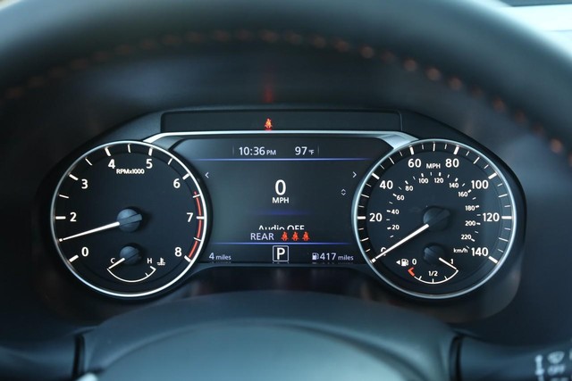 Nissan Altima Vehicle Full-screen Gallery Image 11