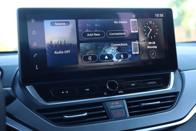 Nissan Altima Vehicle Full-screen Gallery Image 12