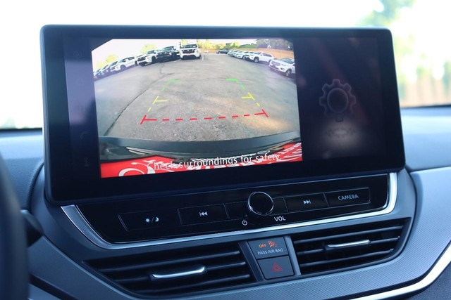 Nissan Altima Vehicle Full-screen Gallery Image 13