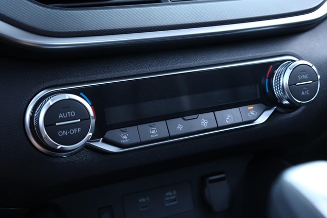 Nissan Altima Vehicle Full-screen Gallery Image 14