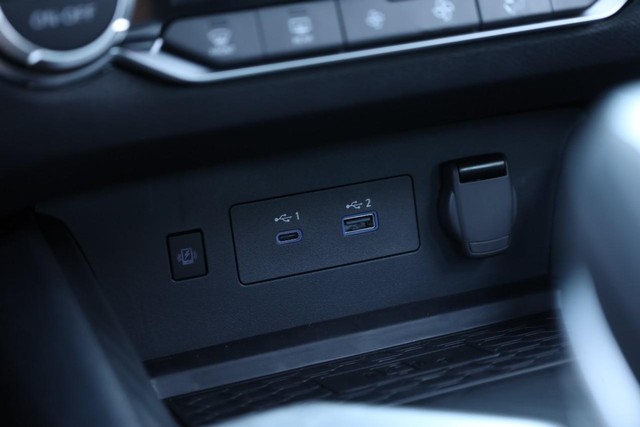 Nissan Altima Vehicle Full-screen Gallery Image 15