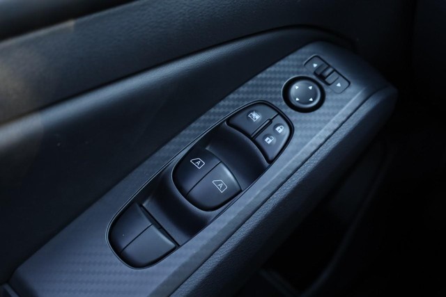 Nissan Altima Vehicle Full-screen Gallery Image 18
