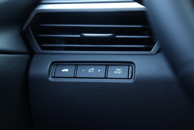 Nissan Altima Vehicle Full-screen Gallery Image 19