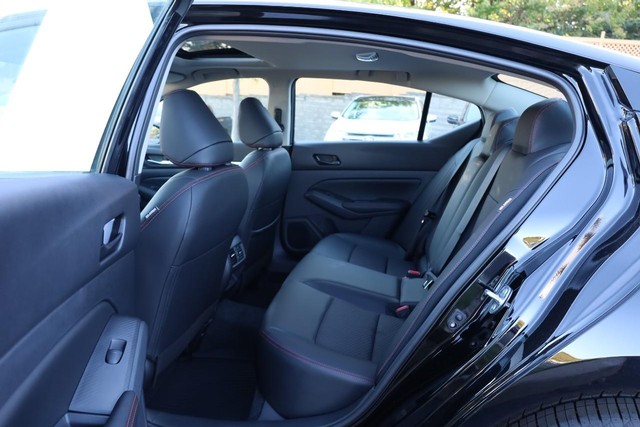 Nissan Altima Vehicle Full-screen Gallery Image 20