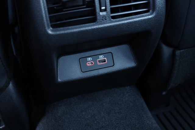 Nissan Altima Vehicle Full-screen Gallery Image 21