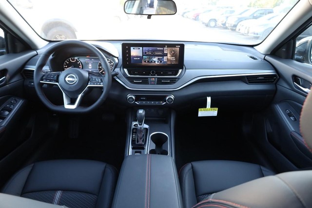 Nissan Altima Vehicle Full-screen Gallery Image 22