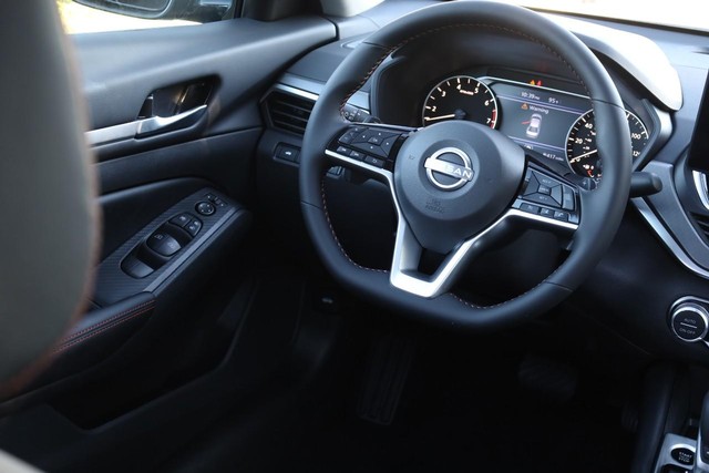 Nissan Altima Vehicle Full-screen Gallery Image 23