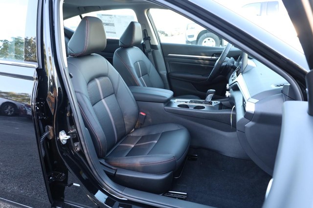 Nissan Altima Vehicle Full-screen Gallery Image 24