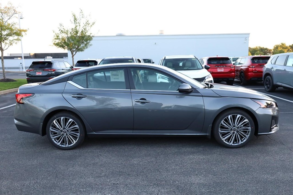 Nissan Altima Vehicle Image 05
