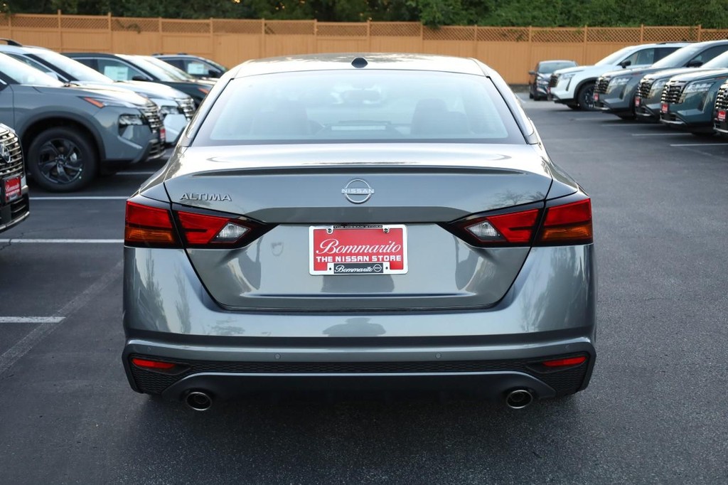 Nissan Altima Vehicle Image 06