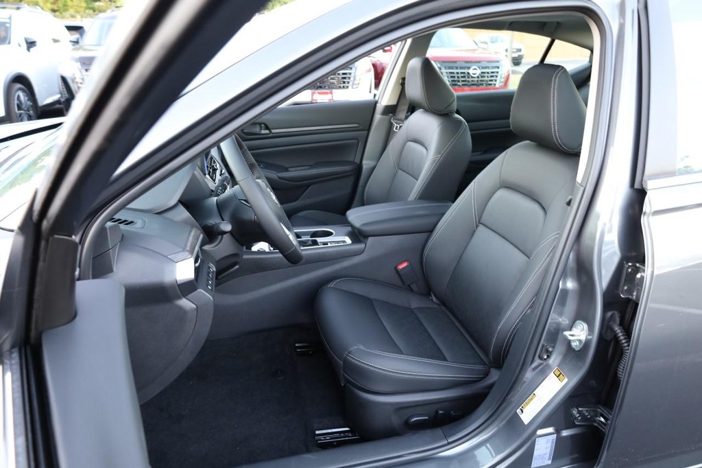 Nissan Altima Vehicle Image 08