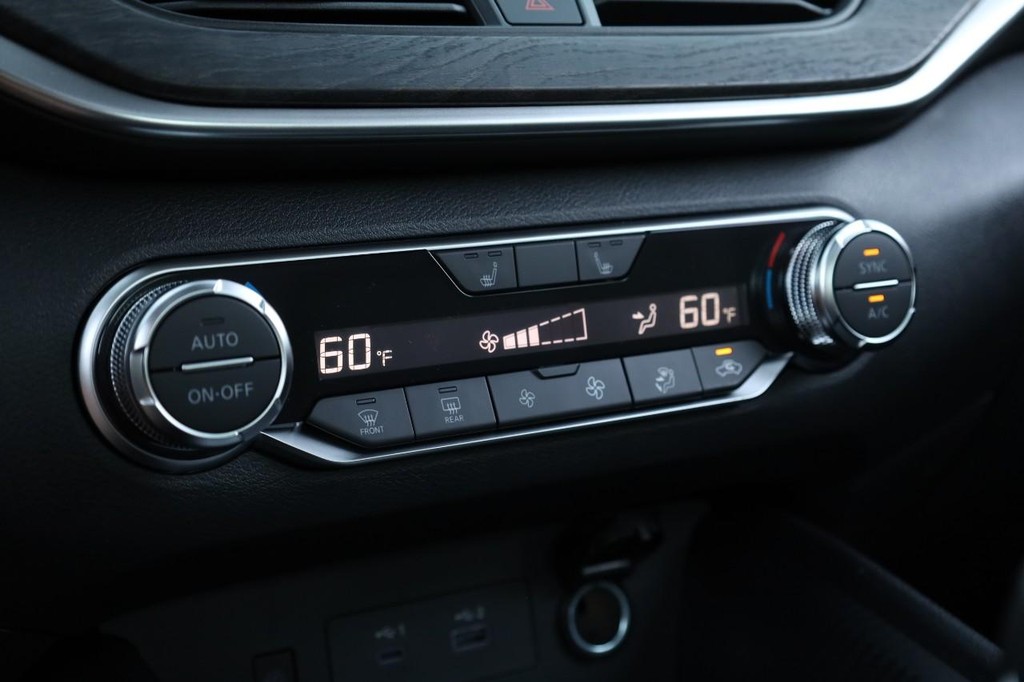 Nissan Altima Vehicle Image 15