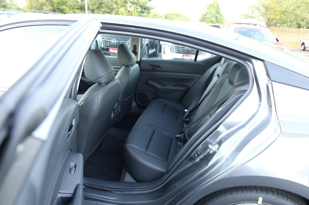 Nissan Altima Vehicle Image 21