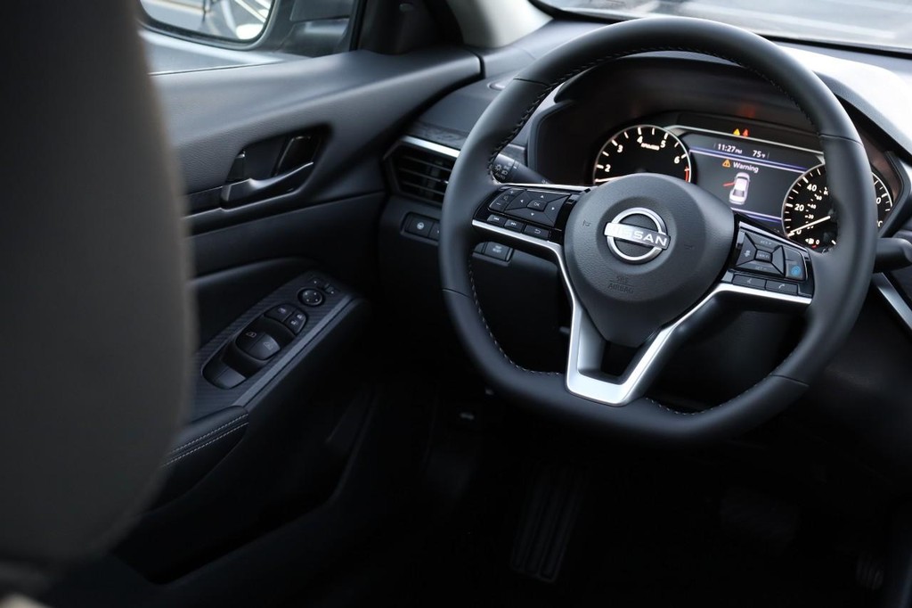 Nissan Altima Vehicle Image 24
