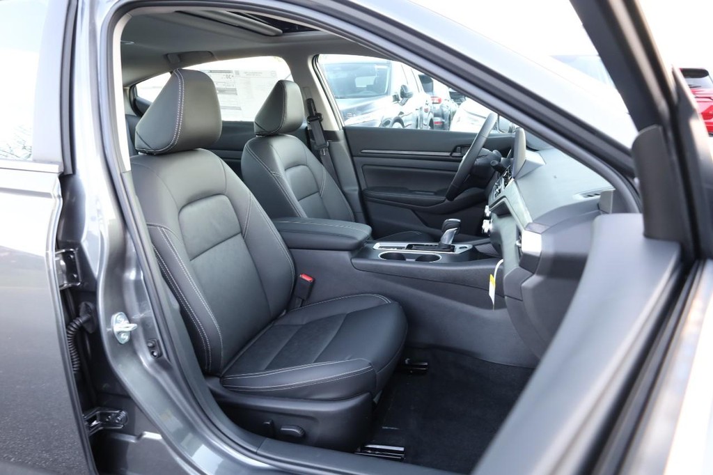 Nissan Altima Vehicle Image 25