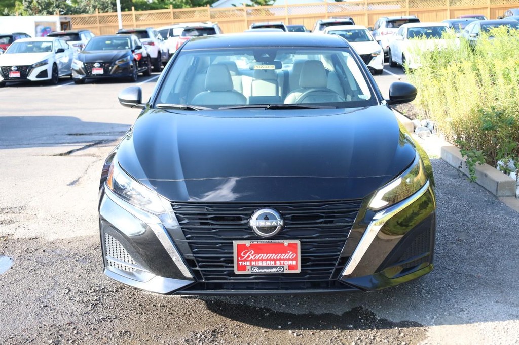 Nissan Altima Vehicle Image 04