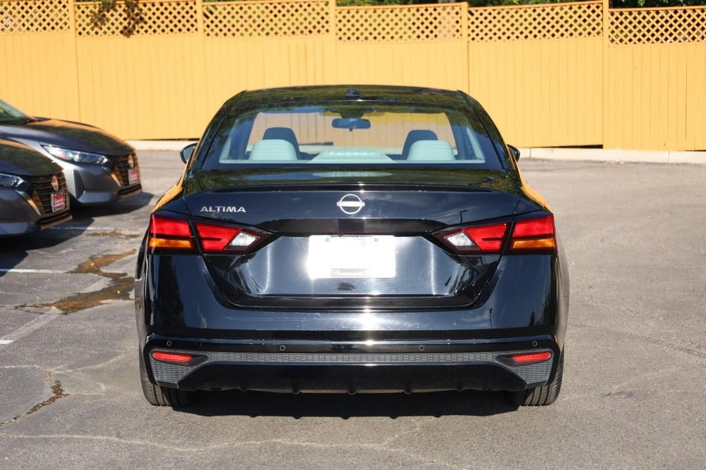 Nissan Altima Vehicle Image 06