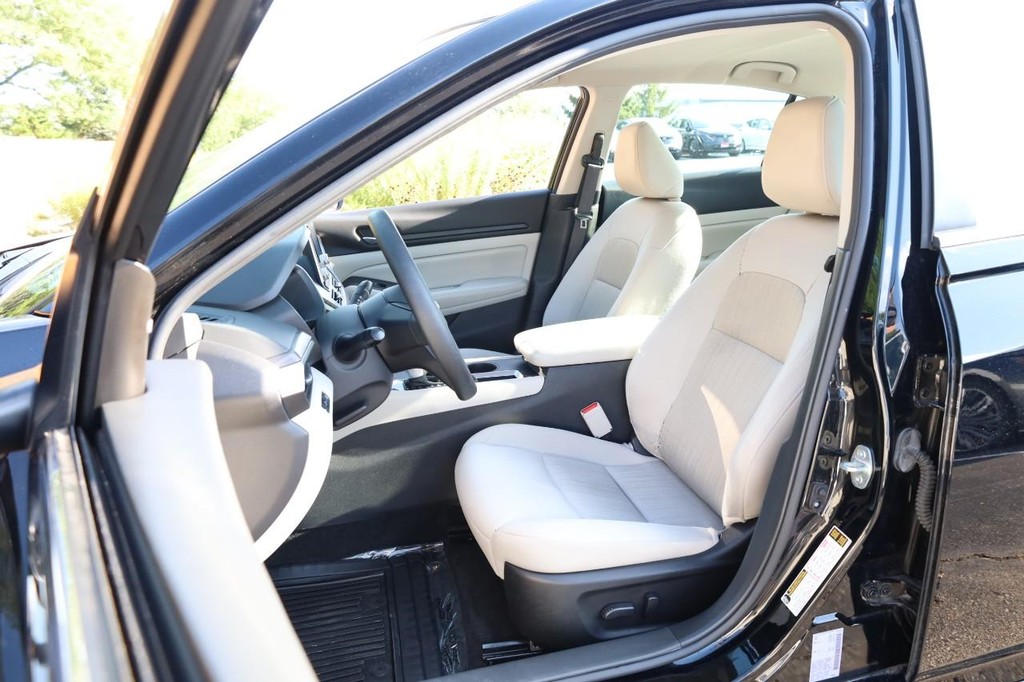 Nissan Altima Vehicle Image 08