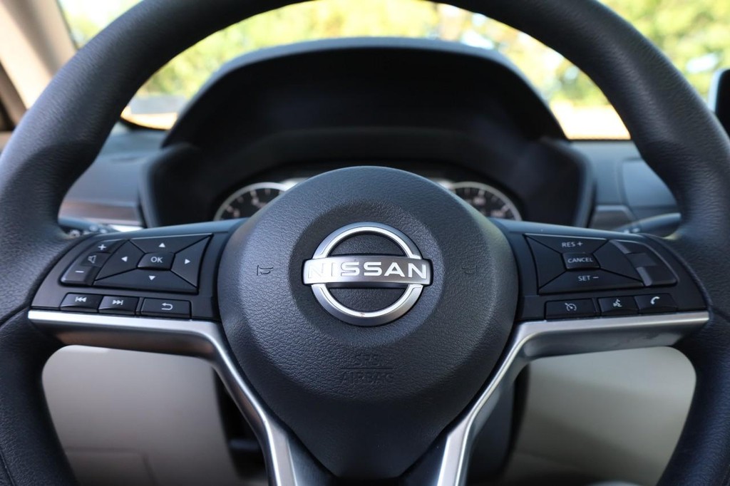 Nissan Altima Vehicle Image 09
