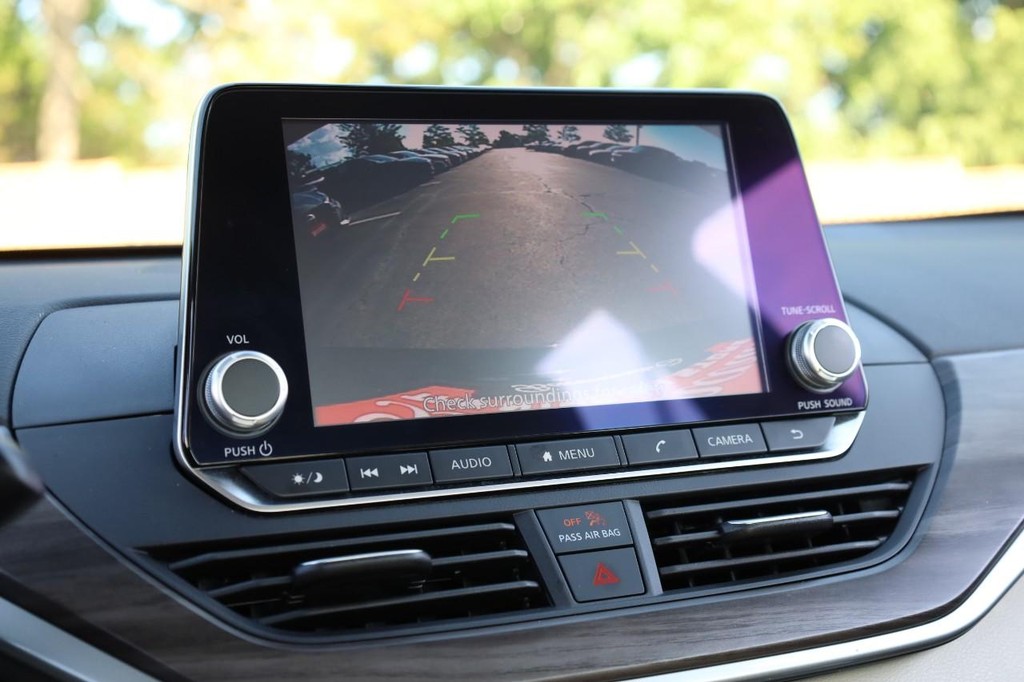 Nissan Altima Vehicle Image 12
