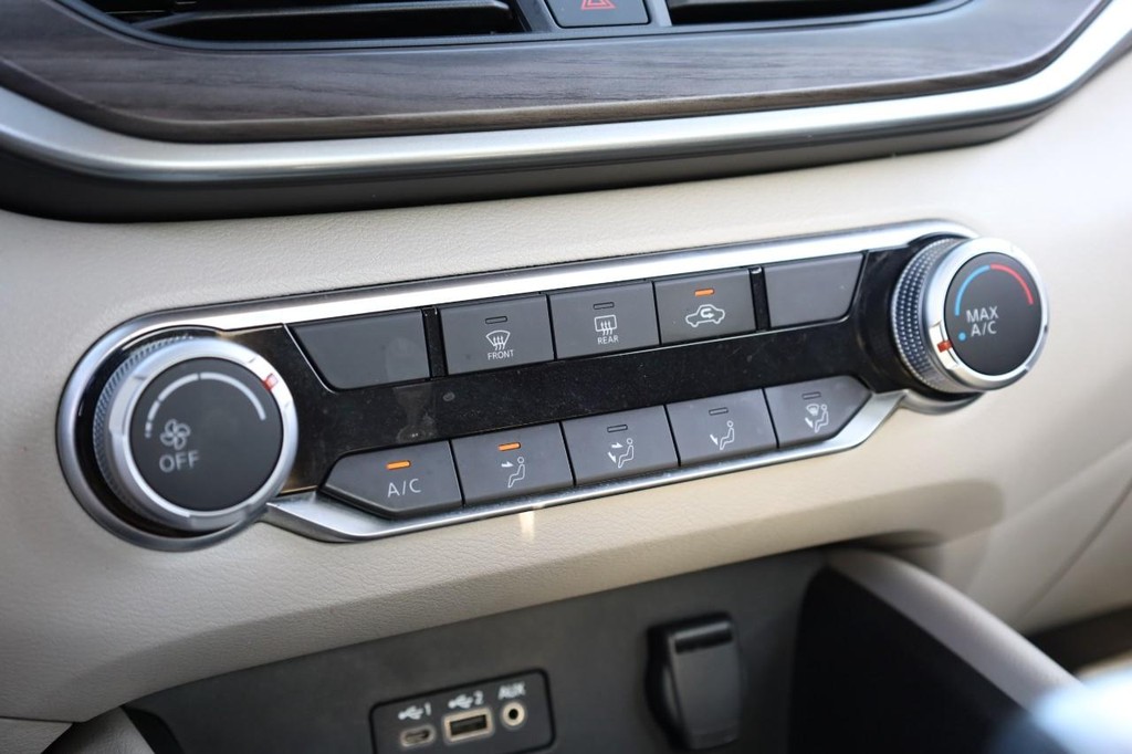Nissan Altima Vehicle Image 13