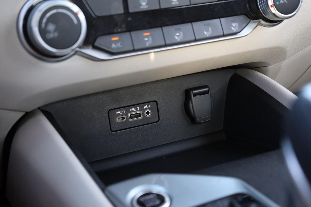 Nissan Altima Vehicle Image 14