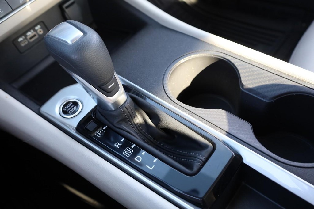 Nissan Altima Vehicle Image 15