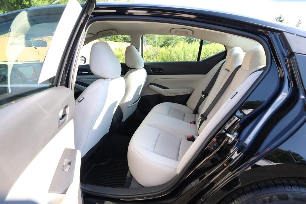 Nissan Altima Vehicle Image 19