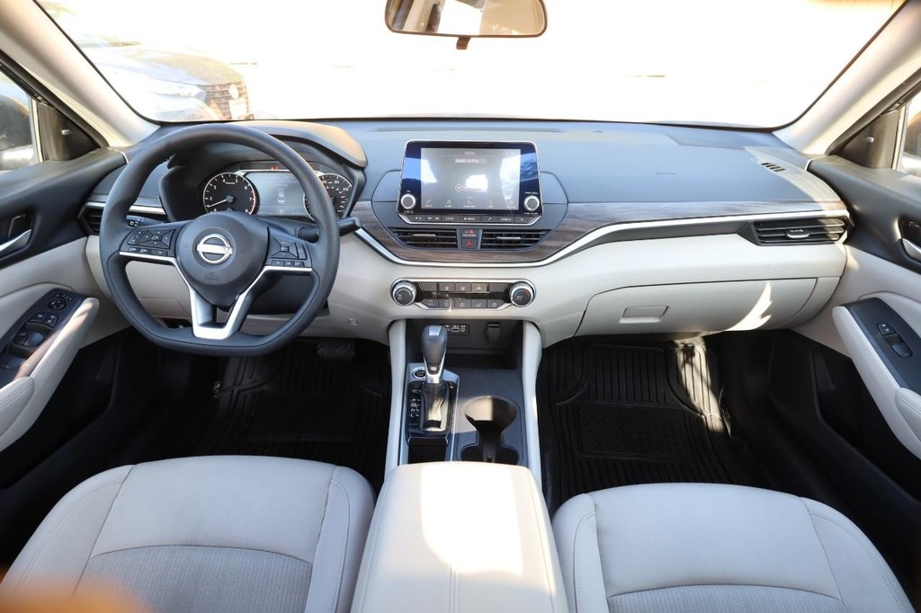 Nissan Altima Vehicle Image 21