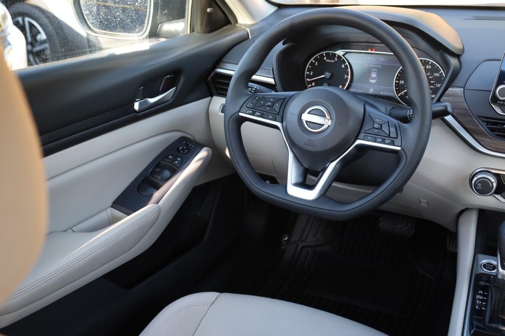 Nissan Altima Vehicle Image 22