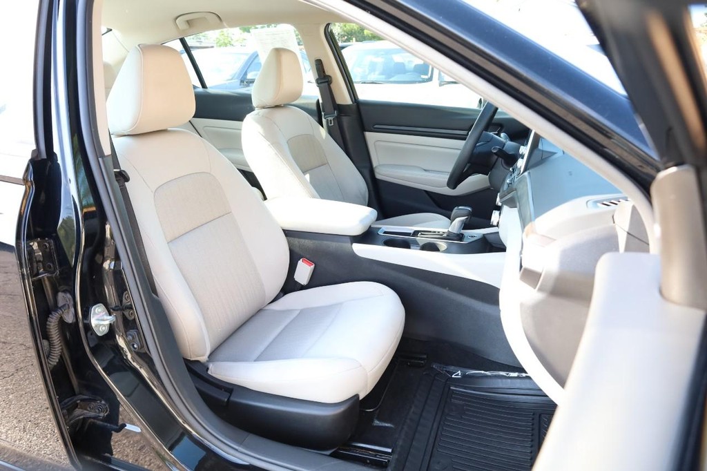 Nissan Altima Vehicle Image 23