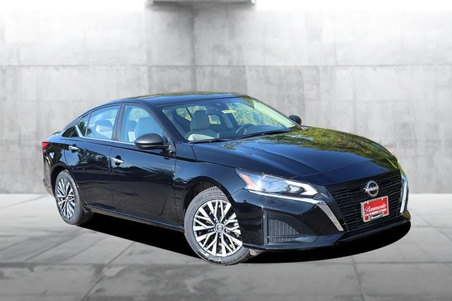 Nissan Altima Vehicle Image 02