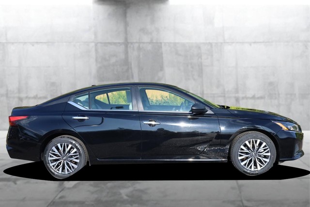 Nissan Altima Vehicle Image 05