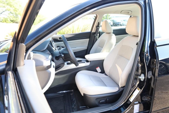Nissan Altima Vehicle Image 08