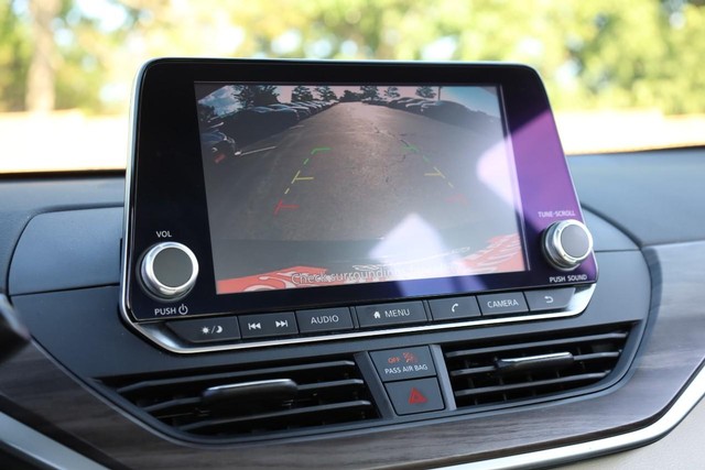 Nissan Altima Vehicle Image 12