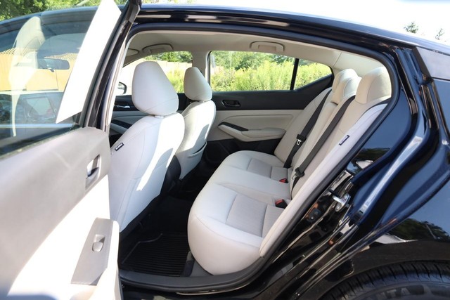 Nissan Altima Vehicle Image 19