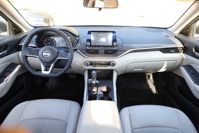 Nissan Altima Vehicle Image 21