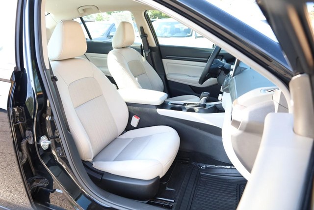 Nissan Altima Vehicle Image 23