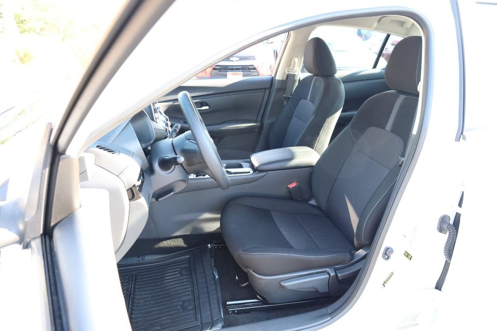 Nissan Sentra Vehicle Image 08