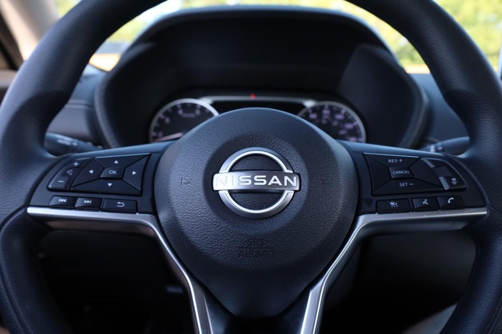 Nissan Sentra Vehicle Image 09