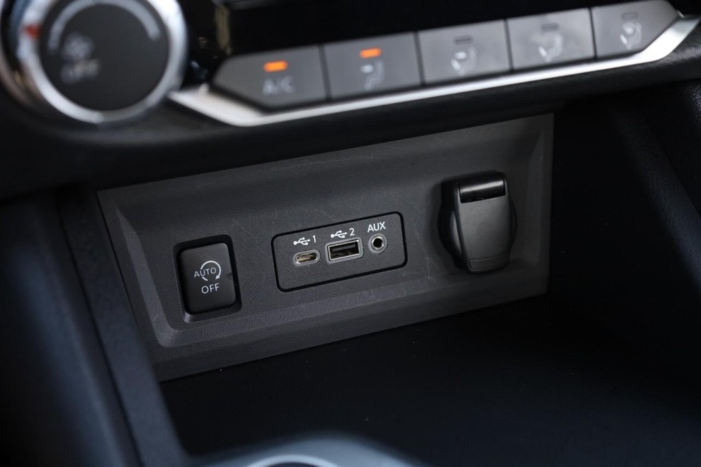 Nissan Sentra Vehicle Image 15