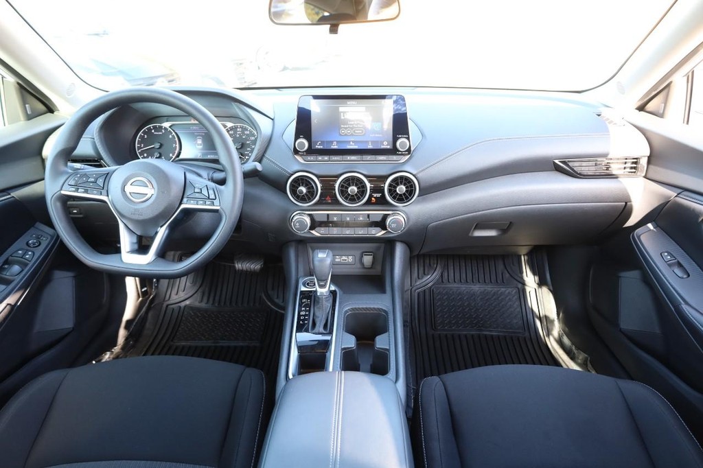 Nissan Sentra Vehicle Image 22
