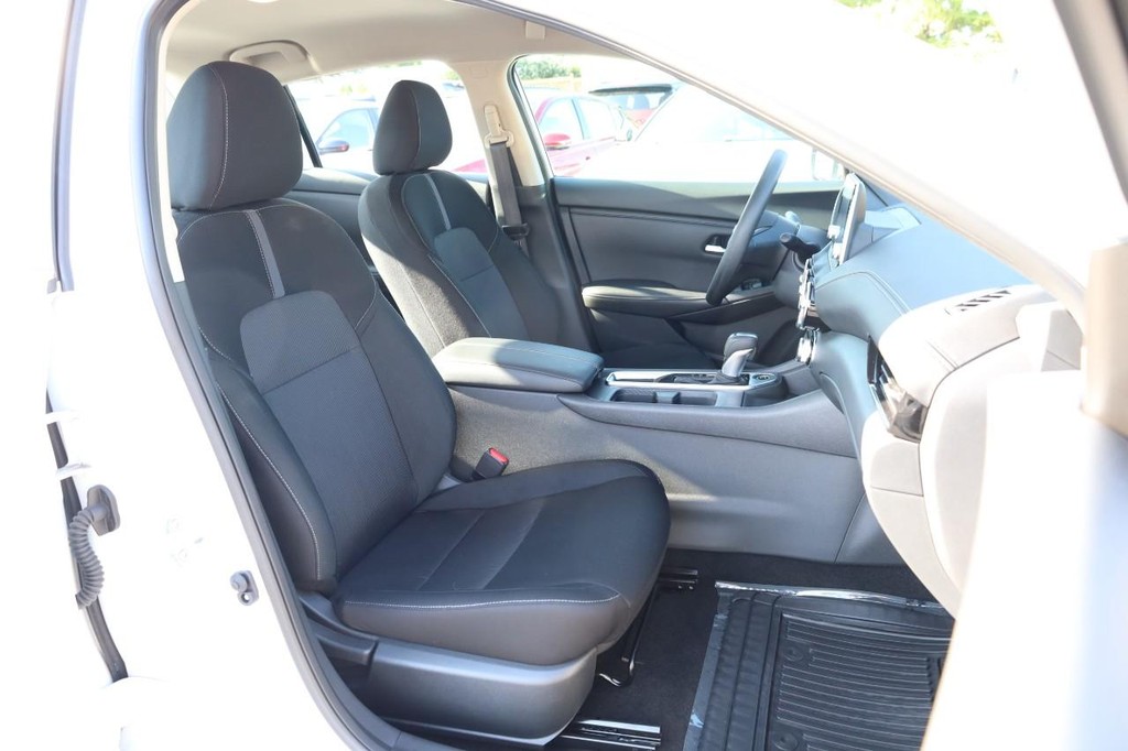 Nissan Sentra Vehicle Image 24