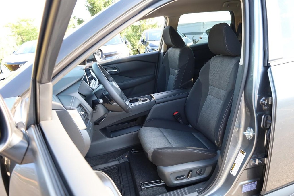 Nissan Rogue Vehicle Image 08