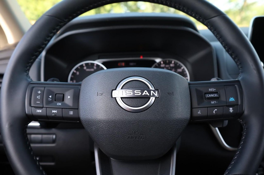 Nissan Rogue Vehicle Image 09