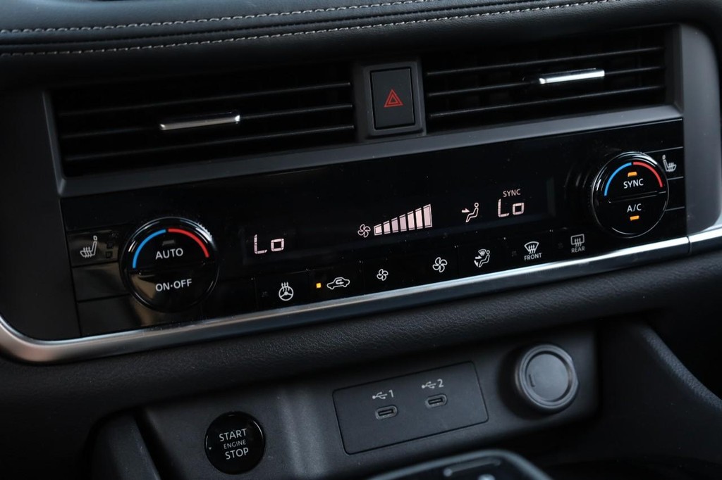 Nissan Rogue Vehicle Image 13