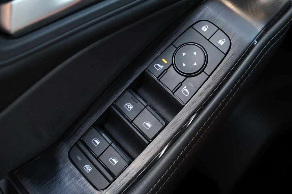 Nissan Rogue Vehicle Image 17