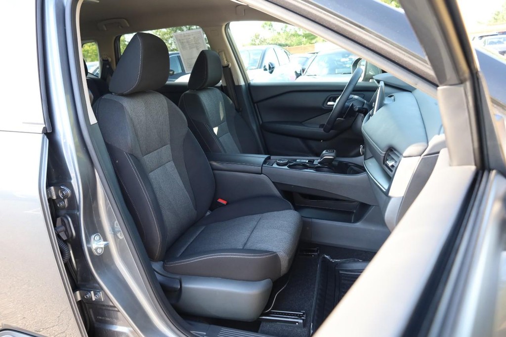 Nissan Rogue Vehicle Image 24
