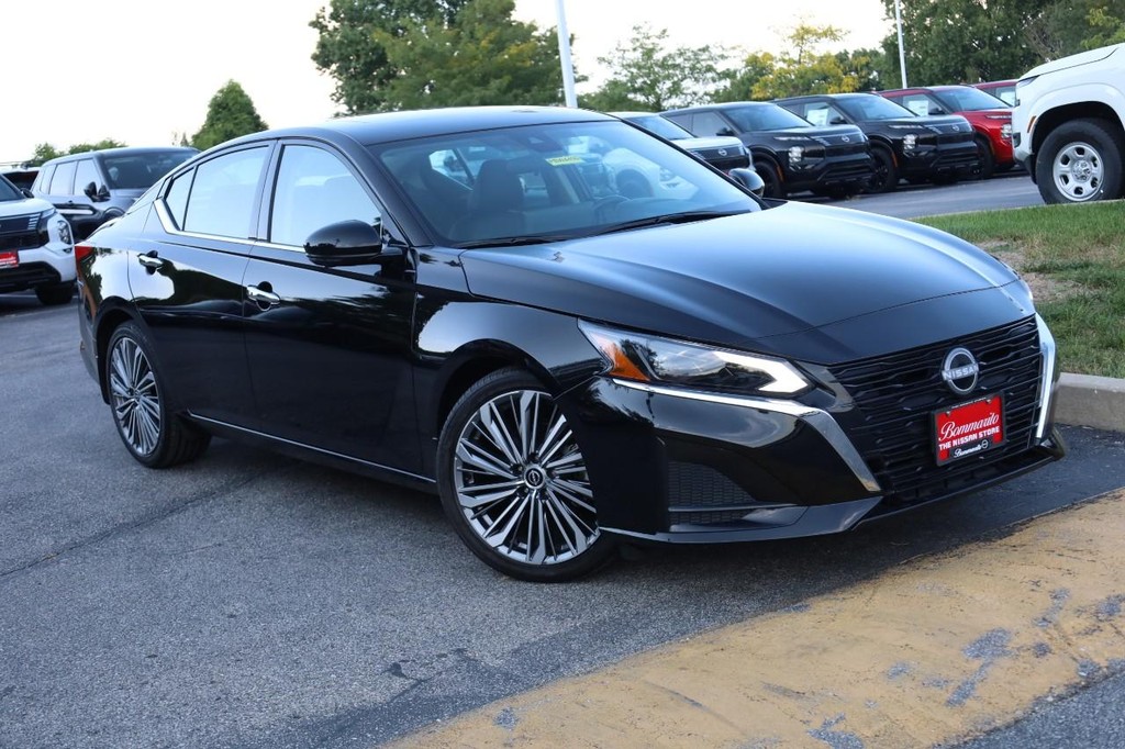 Nissan Altima Vehicle Full-screen Gallery Image 2