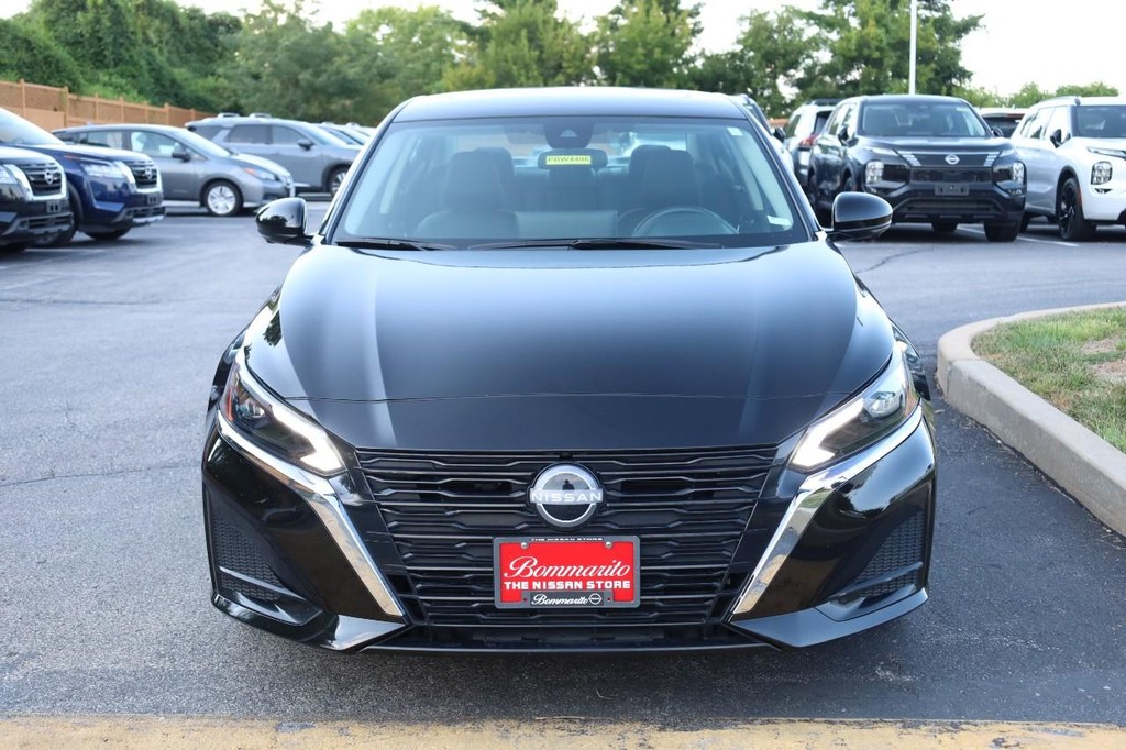 Nissan Altima Vehicle Full-screen Gallery Image 4